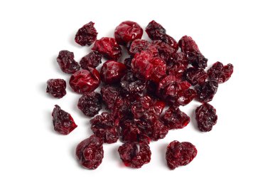 Kurumuş kiraz yığını beyaz arkaplanda izole edildi.