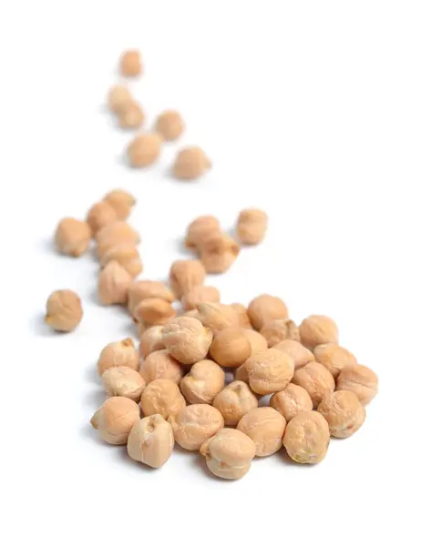 ひよこ豆かひよこエンドウ豆かベンガルグラム ガルバンゾまたはガルバンゾ豆 またはエジプトのエンドウ豆 白い背景に隔離される — ストック写真