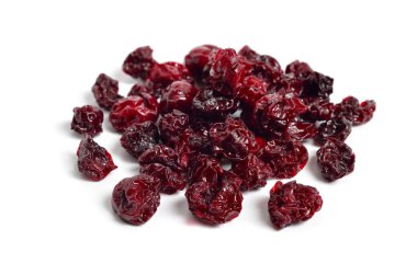 Kurumuş kiraz yığını beyaz arkaplanda izole edildi.