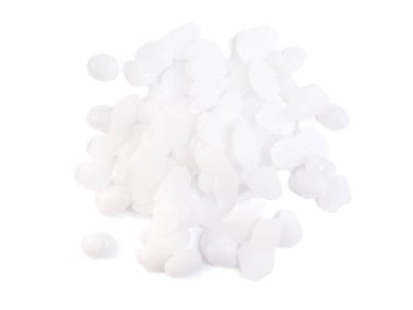 Beyaz zemin üzerinde potasyum hidroksit veya yakıcı potasyum potasyum.