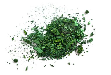 Malakit yeşil kristalleri. Anilin yeşili, temel yeşil 4, elmas yeşili B veya Victoria yeşili B. Beyaz arkaplanda izole.