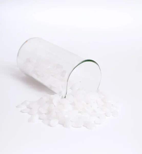 Beyaz Zemin Üzerinde Potasyum Hidroksit Veya Yakıcı Potasyum Potasyum — Stok fotoğraf