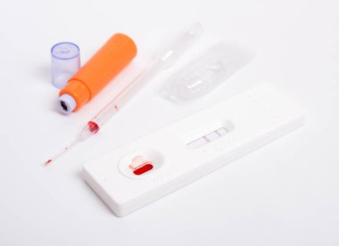 SARS COV 2 Antijen Hızlı Testi. Kullanılmış, pozitif. Beyaz arkaplanda.