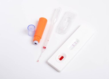 SARS COV 2 Antijen Hızlı Testi. Kullanılmış, pozitif. Beyaz arkaplanda.