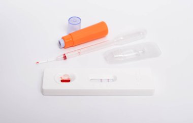 SARS COV 2 Antijen Hızlı Testi. Kullanılmış, pozitif. Beyaz arkaplanda.