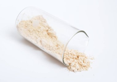 Potasyum sülfat ya da potasyum sülfat, potasyum, arkanit ya da sülfür potası olarak da bilinir. Beyaz arkaplanda.