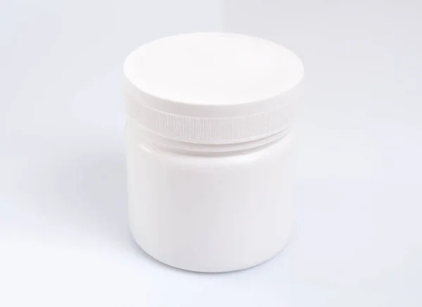 白色背景的白色圆形塑料瓶 — 图库照片