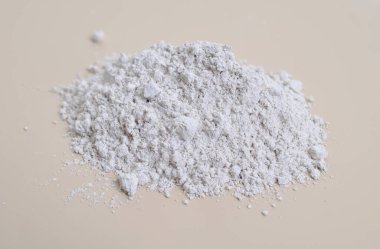 Kalsiyum sülfat veya kalsiyum sülfat tozu.