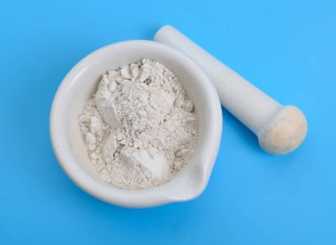 Kalsiyum sülfat veya kalsiyum sülfat tozu.