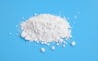 Magnezyum oksit MgO veya magnezyum tozu.