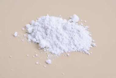 Magnezyum oksit MgO veya magnezyum tozu.