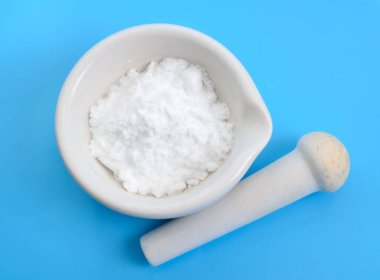 Mannitol, tatlandırıcı ve ilaç olarak kullanılan bir tür alkoldür.,