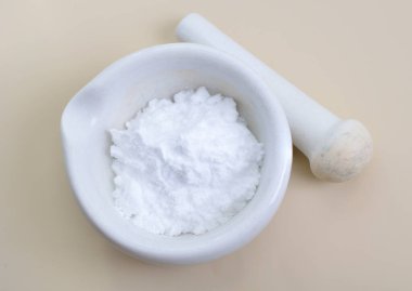 Mannitol, tatlandırıcı ve ilaç olarak kullanılan bir tür alkoldür.,