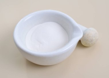 Alüminyum hidroksit tozu Al (OH) 3, doğada hidrargiller olarak da bilinen mineral gibbsite olarak bulunur..