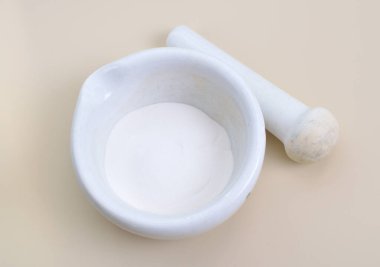 Alüminyum hidroksit tozu Al (OH) 3, doğada hidrargiller olarak da bilinen mineral gibbsite olarak bulunur..