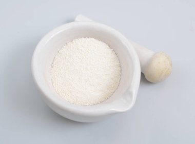 Nikotin asidi veya niasin, organik bir bileşiktir ve B3 vitamini içerir.