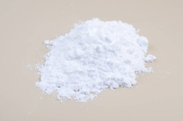 Гексаметафосфат натрия SHMP на бежевом фоне.