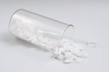 Sodyum hidroksit ya da sodyum hidroksit, formülü NaOH olan inorganik bir bileşiktir..