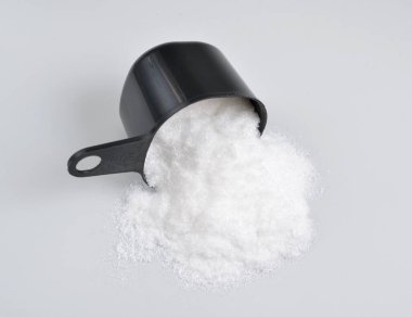 Salisilik asit formülü HOC6H4COOH olan organik bir bileşiktir.