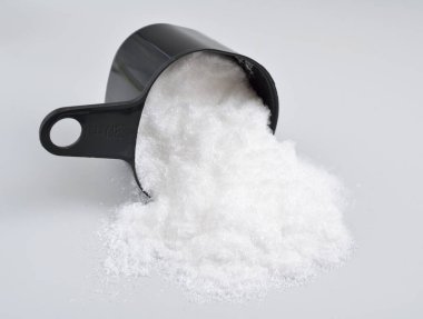 Salisilik asit formülü HOC6H4COOH olan organik bir bileşiktir.