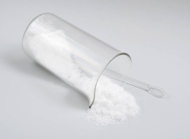 Salisilik asit formülü HOC6H4COOH olan organik bir bileşiktir.