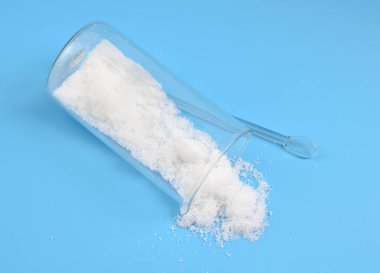 Sodyum nitrat formülü NaNO3 olan kimyasal bileşiktir.