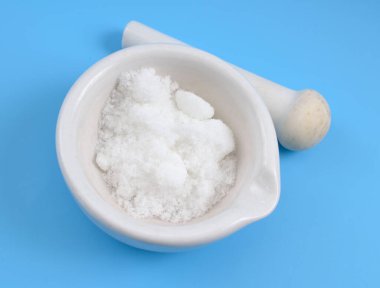 Sodyum nitrat formülü NaNO3 olan kimyasal bileşiktir.