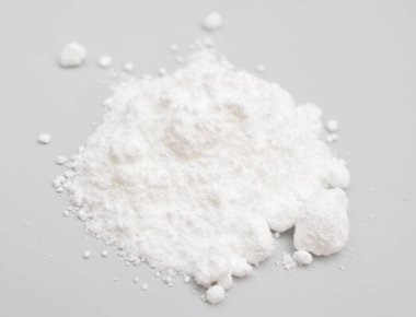 Açık gri arka planda kafein tozu.