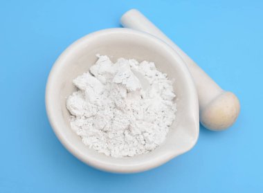 Kalsiyum hipoklorit CaOCl2. Kimyasal adı kalsiyum hipoklorit. Aynı zamanda kireç klorür de denir..