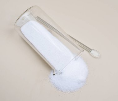 Amonyum klorür kimyasal formülü NH4CI olan bir inorganik kimyasal bileşiktir.