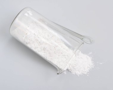 Magnezyum stearat. Bu bir sabun, iki eşdeğerde stearat ve bir magnezyum katmanı içeren tuzu içerir..