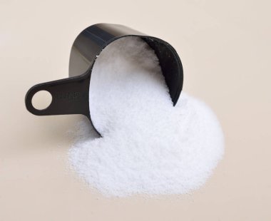 Glycine Gly veya G, yan zinciri olarak tek bir hidrojen atomu bulunan bir amino asittir..