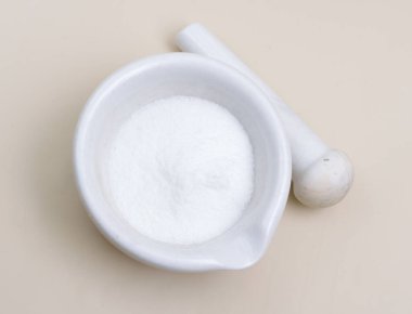 Glycine Gly veya G, yan zinciri olarak tek bir hidrojen atomu bulunan bir amino asittir..