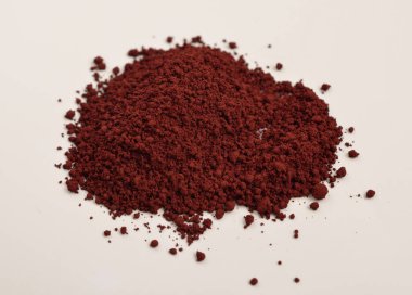 Arsenazo 1, belirli metal iyonlarının varlığında belirli bir renk değişimine uğrayan bir iyokromik boyadır..