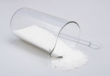 Stearik asit, 18 karbonlu zinciri olan doymuş bir yağ asididir.