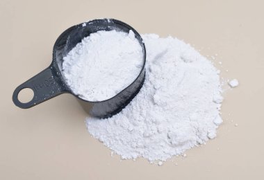 Magnezyum florür, MgF2 formülü ile iyonik olarak bağlanmış bir inorganik bileşiktir.