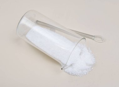 Sitrik asit formülü C6H8O7 olan organik bir bileşiktir.