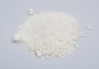 Açık gri arkaplanda sodyum dietiyokarbamat tozu.