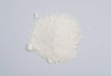 Açık gri arkaplanda sodyum dietiyokarbamat tozu.