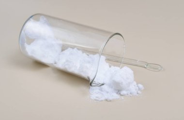 Amonyum klorür kimyasal formülü NH4CI olan bir inorganik kimyasal bileşiktir. Hidrojen klorürden oluşan bir amonyum tuzu..