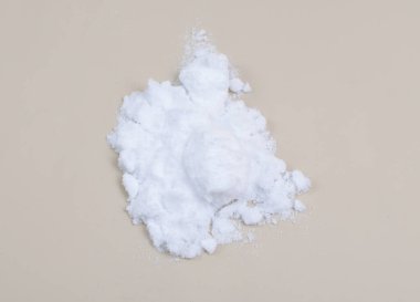 Amonyum klorür kimyasal formülü NH4CI olan bir inorganik kimyasal bileşiktir. Hidrojen klorürden oluşan bir amonyum tuzu..