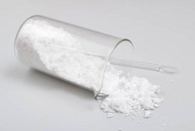 Açık gri arkaplanda pudra oluştur.