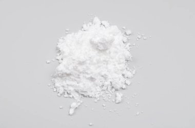 Açık gri arkaplanda pudra oluştur.