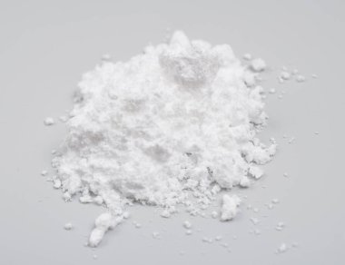 Açık gri arkaplanda pudra oluştur.