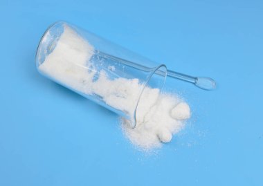 Mavi arkaplanda metronidazol tozu.