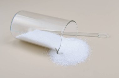 Propilparaben, ayrıca propil paraben olarak da yazılır, p hidroksibenzoik asidin n propil ester 'idir..