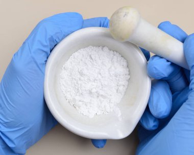 Magnezyum stearat. Bu bir sabun, iki eşdeğerde stearat ve bir magnezyum katmanı içeren tuzu içerir..