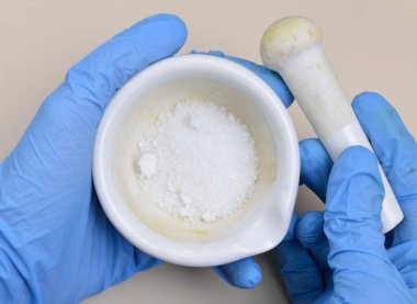 Sodyum sülfit veya sodyum sülfit, Na2SO3 kimyasal formülü ile birlikte inorganik bileşiktir.