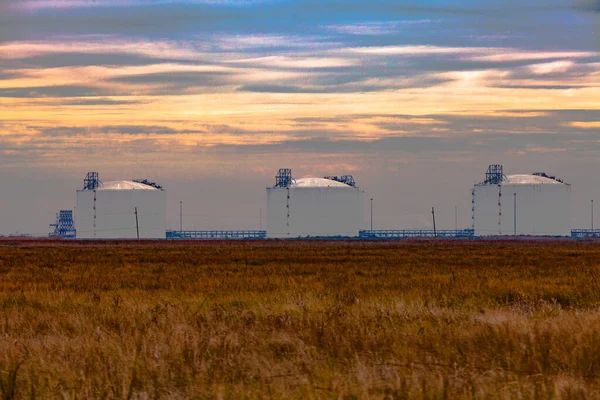 テキサス州 テキサス州 米国のメキシコ湾沿岸塩沼に建設された巨大な鉄鋼原油貯蔵タンク — ストック写真