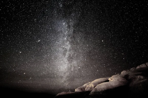 Млечный Путь Звездное Ночное Небо Над Бесплодной Скалой Пустыни Длительный — стоковое фото